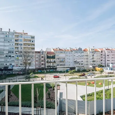 Almeirim - 2 Bedroom And Balcony In Areeiro Lägenhet *